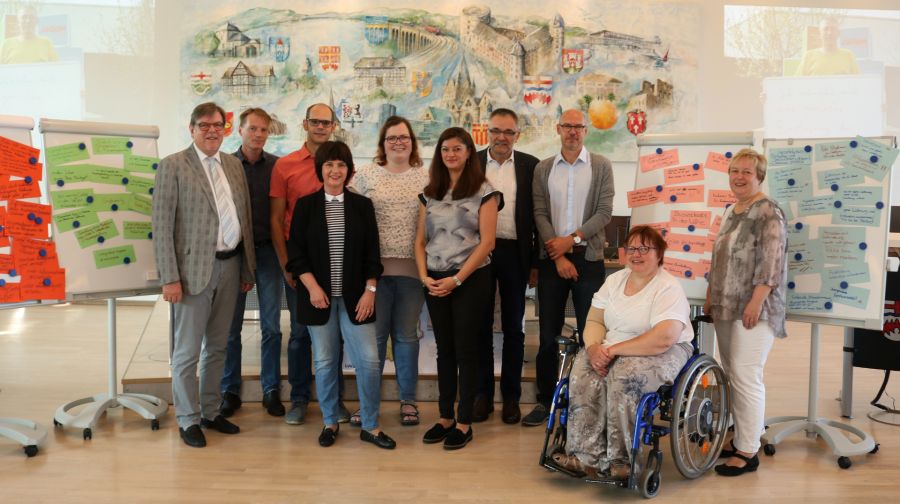 Was Menschen mit Behinderungen im Alltag wirklich brauchen: Regionalplanungskonferenz tagte im Beisein von Betroffenen im Paderborner Kreishaus, von links nach rechts: Michael Beninde, Dezernent der Paderborner Kreisverwaltung, Ralf Hegemann (Geschäftsführung, Wohnen für Behinderte gGmbh, Viktor Engelke (Geschäftsführung, Lebenshilfe für Menschen mit geistiger oder anderer Behinderung Kreisverband Paderborn e.V., Dr. Constanze Kuhnert, Leiterin des Sozialpsychiatrischen Dienstes des Kreises Paderborn,  Clara Fechteler, Zehra Bavli, Psychiatriekoordinatorin Kreis Paderborn, Günter Helling, Geschäftsführer, KIM Soziale Arbeit e.V., Robert Messing, Regionalplaner Landschaftsverband Westfalen-Lippe,  Petra Kemper-Struk, Nicole Wiggers, stellv. Geschäftsführung KIM Soziale Arbeit e.V.  Bildnachweis: Amt für Presse- und Öffentlichkeitsarbeit, Kreis Paderborn, Ulrike Sander